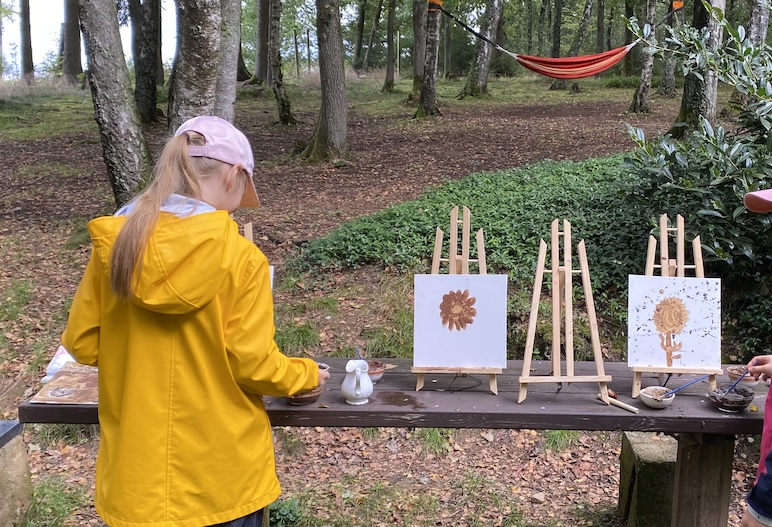 Kind im Agnesenhof Siegen in gelber Jacke